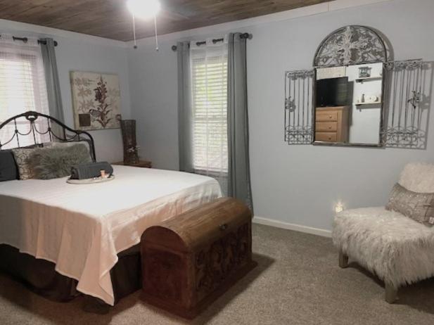 Waterfront Luxury On Sinclair With Wraparound Deck,and Fireplace * Eatonton