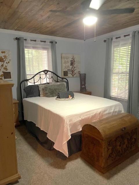 Waterfront Luxury On Sinclair With Wraparound Deck,and Fireplace Hébergement de vacances *