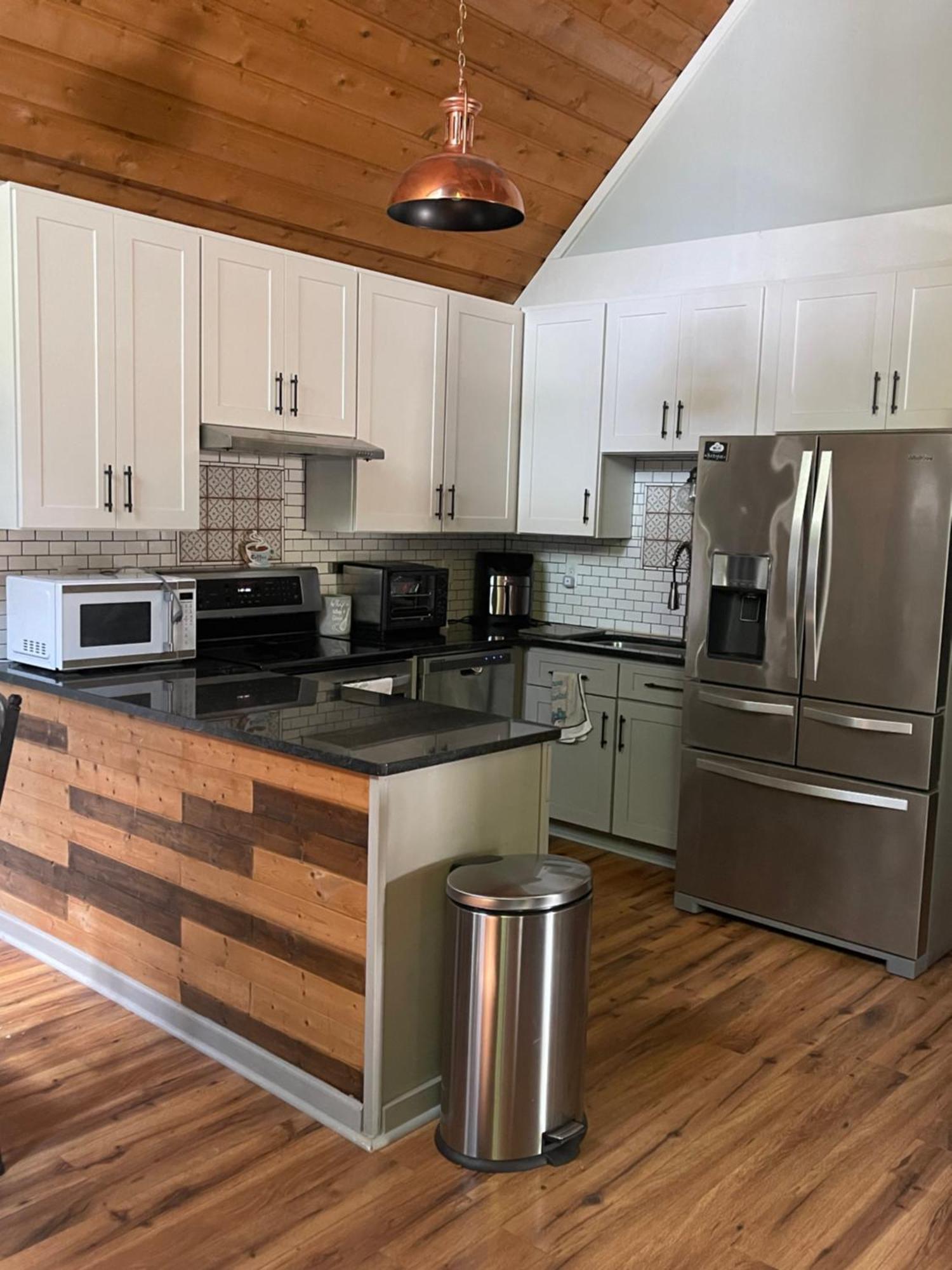 Waterfront Luxury On Sinclair With Wraparound Deck,and Fireplace Hébergement de vacances Eatonton