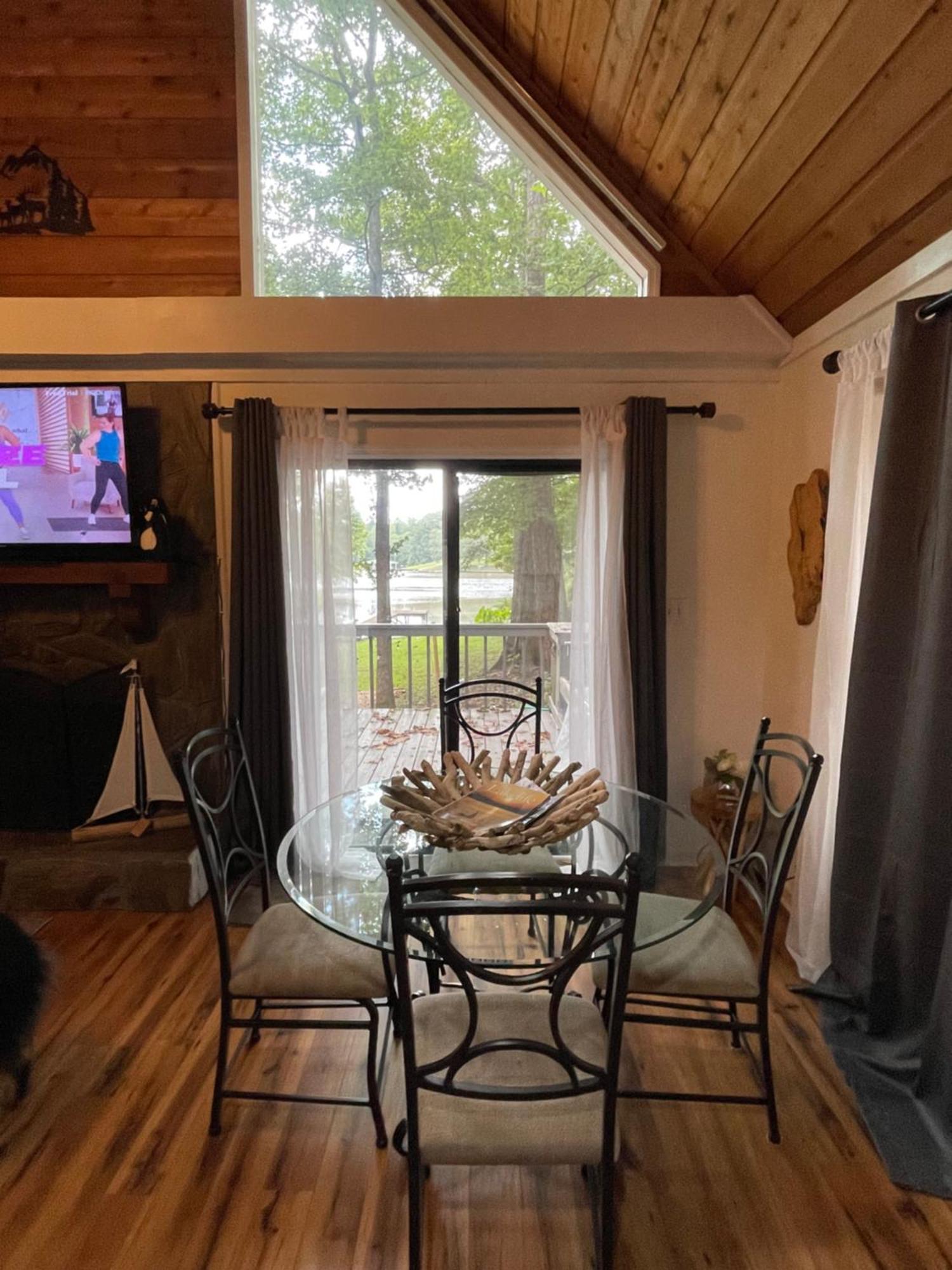 Hébergement de vacances Waterfront Luxury On Sinclair With Wraparound Deck,and Fireplace