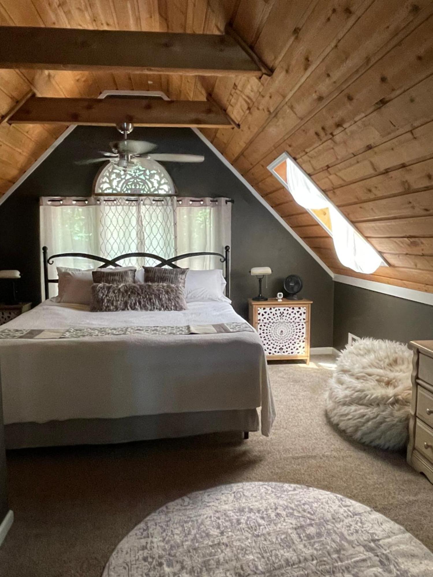 Hébergement de vacances Waterfront Luxury On Sinclair With Wraparound Deck,and Fireplace *